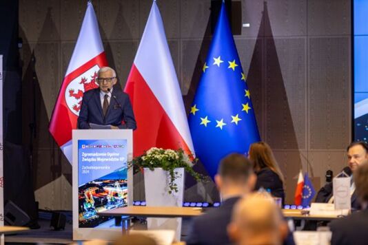 Przy mównicy stoi prof. Jerzy Buzek