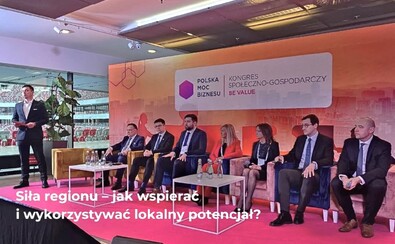 debatujący podczas panelu