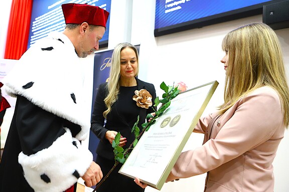 Anna Derlukiewicz, zastępca dyrektora Mazowieckiego Wojewódzkiego Ośrodka Medycyny Pracy SP ZOZ ds. Administracyjno-Eksploatacyjnych odbiera z rąk Jego Magnificencji prof. dr. n. med. Macieja Słodkiego medal dla marszałka Adama Struzika.