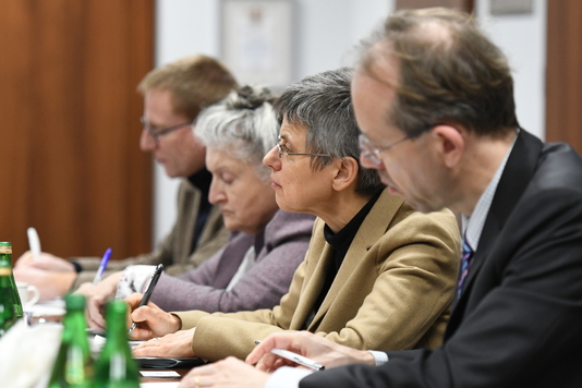 Członkowie belgijskiej delegacji siedzący przy stole konferencyjnym.