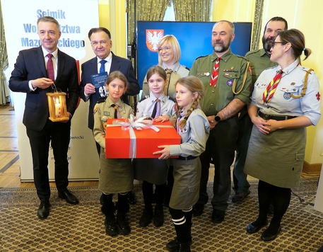 Przekazanie światła przewodniczącemu i marszałkowi