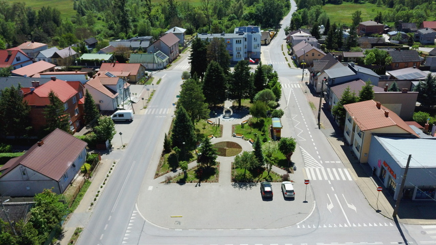 Widok z lotu ptaka na rynek i budynek urzędu miasta w Kazanowie