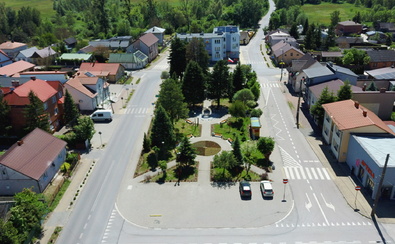 Widok z lotu ptaka na rynek i budynek urzędu miasta w Kazanowie