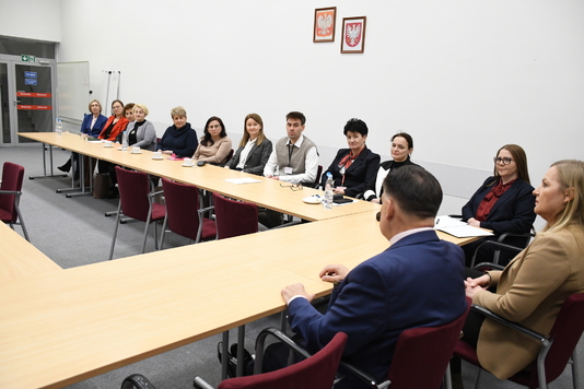 goście w sali konferencyjnej 