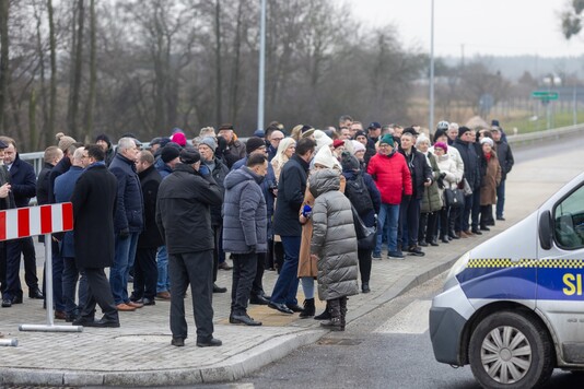 ludzie przecinający wstęgę