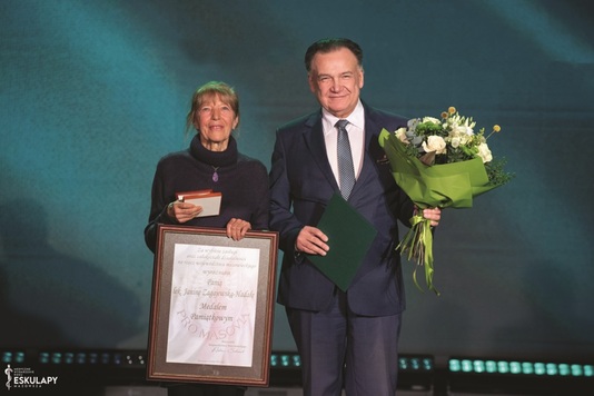 Nagrodzona medalem pamiątkowym „Pro Masovia” lek. dent. Janina Zagajewska-Hadała razem z marszałkiem Adamem Struzikiem na scenie.