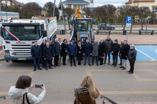 Marszałek Adam Struzik i przedstawiciele gminy Chorzele na tle zakupionych pojazdów