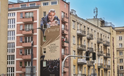 Mural poświęcony Emilianowi Kamińskiemu, przedstawiający aktora  oraz widownię teatralną i napis: Teatr Kamienica.
Pomiędzy nazwą teatru, a krzesłami widowni widnieje myśl Emiliana Kamińskiego: Życie jest najwyższą wartością. Nie ma nic cenniejszego niż życie.