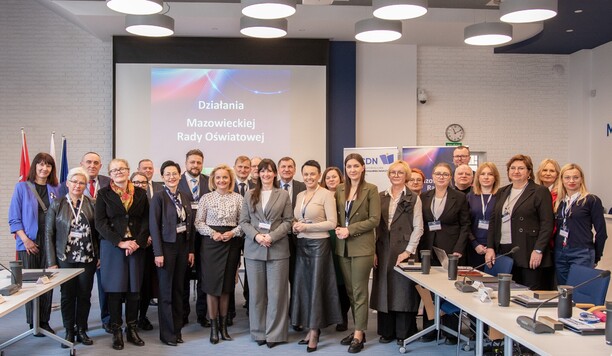 Zbiorowa fotografia wszystkich obecnych na posiedzeniu członków Mazowieckiej Rady Oświatowej