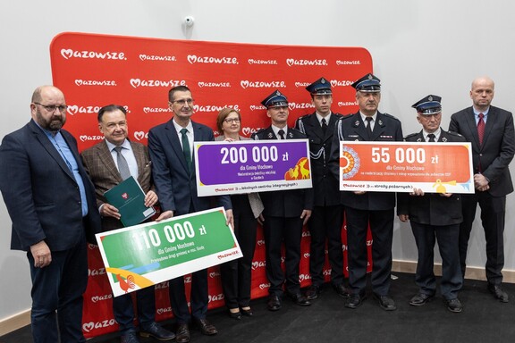 beneficjenci z marszałkiem