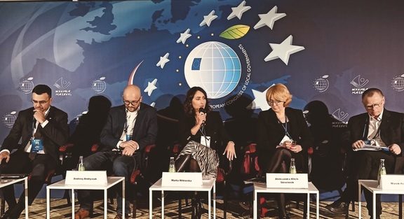 Debata poświęcona prasie samorządowej podczas X Europejskiego Kongresu Samorządów w Mikołajkach. Głos ma biorąca udział w debacie Marta MIlewska, rzeczniczka prasowa Urzędu Marszałkowskiego Województwa Mazowieckiego w Warszawie.