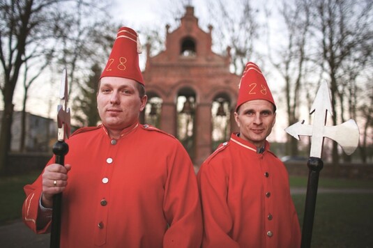 Wartownicy zwani turkami wielkanocnymi – ucharakteryzowani na wzór rzymskich żołnierzy – pełnią straż grobową w miejscowości Drobin w powiecie płockim.