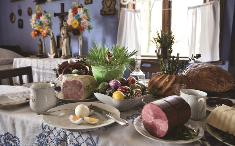 Świąteczny stół: jajka, baranek wielkanocny (Agnus Dei), biała kiełbasa, wędliny, chrzan, baba drożdżowa, mazurki i pascha.