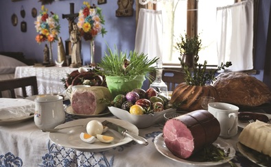 Świąteczny stół: jajka, baranek wielkanocny (Agnus Dei), biała kiełbasa, wędliny, chrzan, baba drożdżowa, mazurki i pascha.