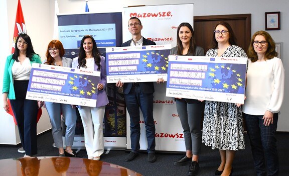 Podpisanie umów z beneficjentami.