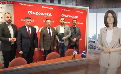 Kadr z prezenterką i ekranem