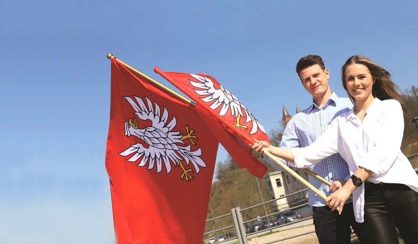 Młodzi studenci z Mazowsza z Flagą Mazowsza