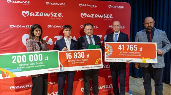 beneficjenci z symbolicznymi czekami