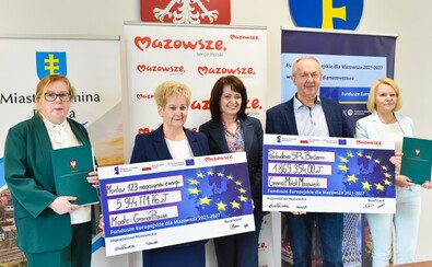Beneficjenci podczas podpisywania umów.