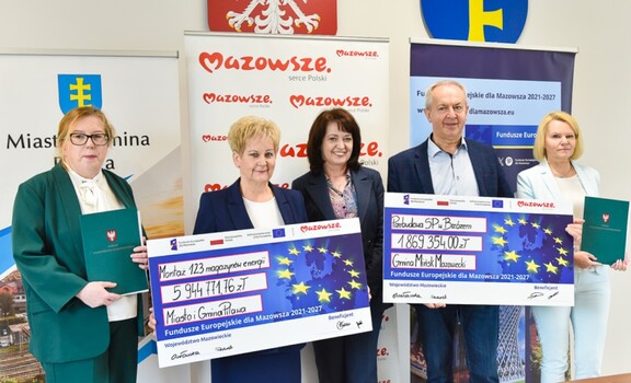 Beneficjenci podczas podpisywania umów.