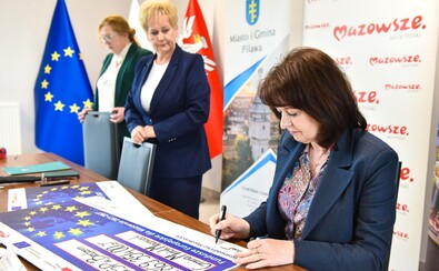 Janina Ewa Orzełowska, członkini zarządu województwa podczas podpisania umowy.