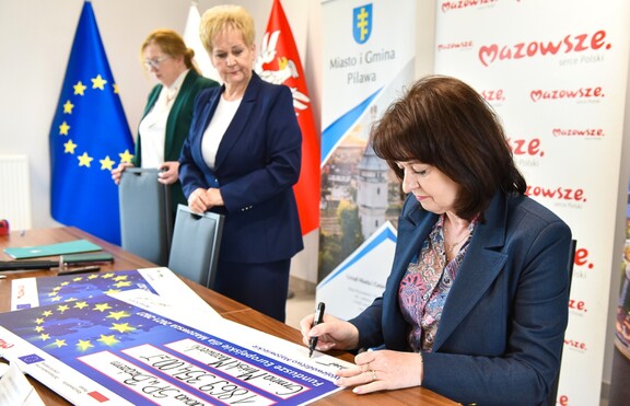 Janina Ewa Orzełowska, członkini zarządu województwa podczas podpisania umowy.