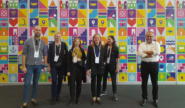 Rycina przedstawia zdjęcie delegacji Mazowieckiego Biura Planowania Regionalnego w Warszawie podczas wizyty studyjnej w Barcelonie na kongresie Smart City Expo.
