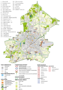 Rycina przedstawia mapę Radomia z naniesionymi punktowo ogrodami działkowymi oznaczonymi numerami, a także tereny zurbanizowane, tereny wód powierzchniowych, tereny zieleni, tereny leśne, obszary prawnej ochrony przyrody, korytarze i węzły ekologiczne, tereny rolne i porolne oraz zasoby geologiczne.