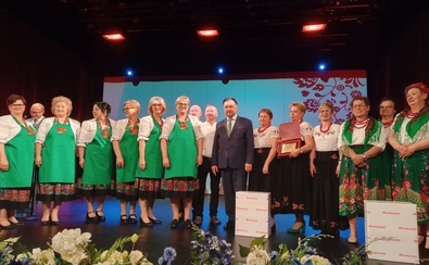 Marszałek Adam Struzik na wspólnym zdjęciu z nagrodzonymi