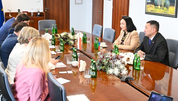 uczestnicy spotkania w sali konferencyjnej 