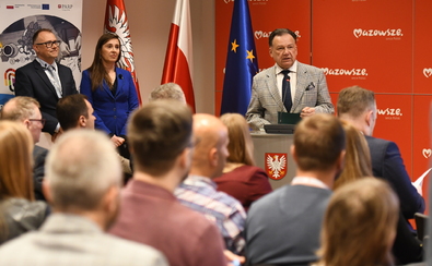 Adam Struzik przemawia  przy mównicy do zgromadzonych uczestników DemoDay