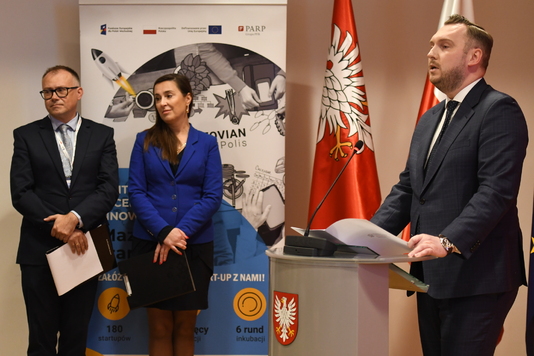 Przemawia dr Konrad Wojnarowski – podsekretarz stanu w Ministerstwie Funduszy i Polityki Regionalnej
