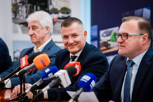 Od lewej: Krzysztof Zalibowski – prezes zarządu MPK Sp. z o.o. w Radomiu, Rafał Rajkowski, wicemarszałek Mazowsza, Radosław Witkowski – prezydent Radomia