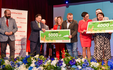 Marszałek Adam Struzik wręcza symboliczne czeki beneficjentom