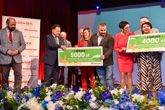 Marszałek Adam Struzik wręcza symboliczne czeki beneficjentom