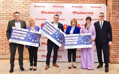 Beneficjenci podczas podpisywania umów.