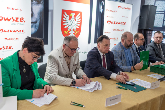 Marszałek Adam Struzik podpisuje umowy z beneficjentami