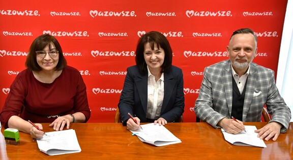 Członkini zarządu województwa mazowieckiego Janina Ewa Orzełowska podczas podpisywania umów z beneficjentami.