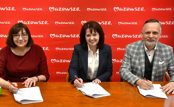 Członkini zarządu województwa mazowieckiego Janina Ewa Orzełowska podczas podpisywania umów z beneficjentami.