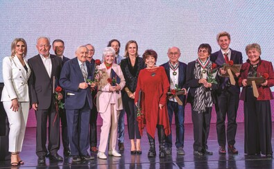 Artyści uhonorowani odznaką Honorową "Zasłużony dla Mazowsza" wraz z gospodarzami uroczystości