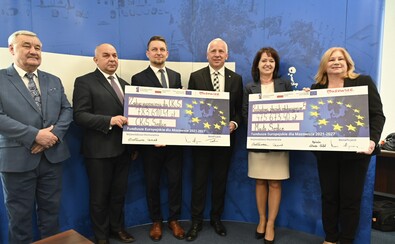 Beneficjenci z symbolicznymi czekami