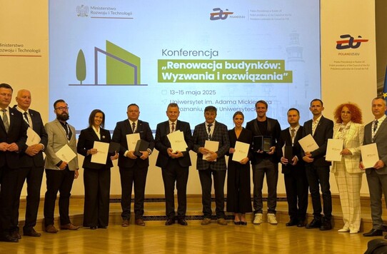 Laureaci z dyplomami na scenie