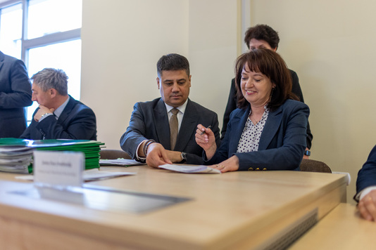 Janina Ewa Orzełowska członkini zarządu województwa mazowieckiego podczas podpisywania umowy z beneficjentami