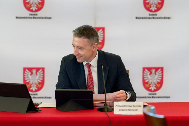 Ludwik Rakowski, przewodniczący Sejmiku Województwa Mazowieckiego podczas posiedzenia.