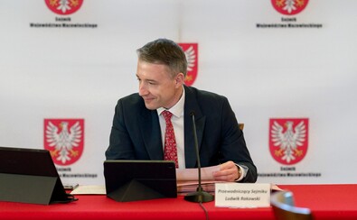 Ludwik Rakowski, przewodniczący Sejmiku Województwa Mazowieckiego podczas posiedzenia.