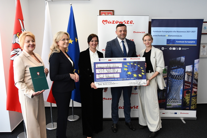 Beneficjent z czekiem.JPG