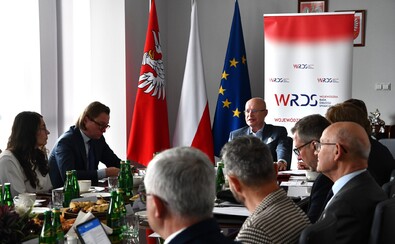 Członkowie prezydium WRDS przy stole obrad