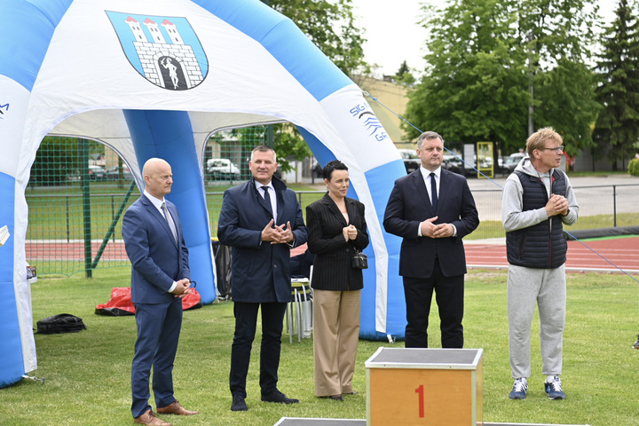 Wicemarszałek Rafał Rajkowski oraz radna Magdalena Nowacka na otwarciu stadionu w Grójcu