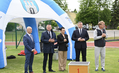 Wicemarszałek Rafał Rajkowski oraz radna Magdalena Nowacka na otwarciu stadionu w Grójcu
