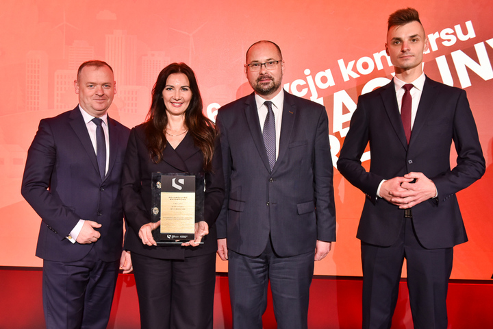 Anna Brzezińska, członkini zarządu województwa mazowieckiego z nagrodzonymi